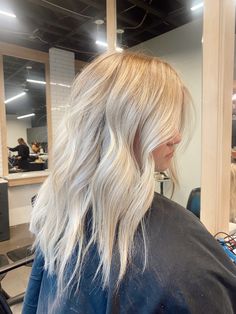 Level 10 Lightest Blonde Hair, Cute Haircuts Blonde Hair, Full Icy Blonde Hair, Blonde Hair Icy Highlights, Highlights Bright Blonde, Cute Blonde Hair Dye Ideas, Icy Blonde Hair Inspiration, Super Blonde Highlights On Blonde Hair, Super Blonde Medium Length Hair