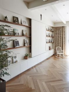 an image of a living room with wood floors and white walls, in the chinese language