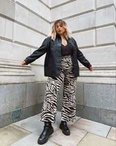 Looks com estampa de zebra - Como usar estampa de zebra - #modainverno #modainverno2022 #looks2022 #tendenciasdeinverno #looksestilosos #looksinverno #lookscasuais #trajecasual #trajesdeveraofemininos #roupasestilosas Plus Size Street Style, Midsize Outfits, Mid Size Fashion, Midsize Fashion, Look Plus Size, Looks Street Style, Looks Black, Moda Plus, Curvy Girl Outfits