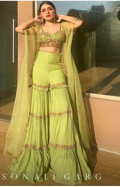 Mehandi Outfits, Indian Outfits Modern, Indian Bridesmaid Dresses, Haldi Outfits, Indian Outfits Lehenga, Green Lehenga, Traditional Indian Dress