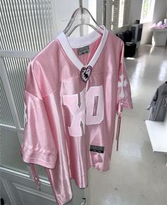 Pink Out Aesthetic Football, Girly Jersey Outfits, Pink Comfy Outfits, Pink Outfits Y2k, Pink Jersey Outfit, Comfy Clothes Aesthetic, Pink Football Jersey, Pink Acubi, Jersey Aesthetic