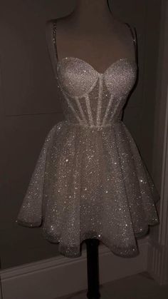 18th Birthday Dress, Dama Dresses, Shimmery Dress, The Whispers, Classy Prom Dresses, Stunning Prom Dresses, Dress Guide, Prom Dress Inspiration, Cute Prom Dresses