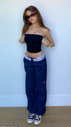 Black tube top, dickies pants, loose baggy plants, black converse, black sunnies, madison beer outfit Dickies Outfit Women, Outfit Nero, Hm Outfits, Bandana Cap, Haircut Selfie, Estilo Madison Beer, Photo Hijab, Madison Beer Outfits