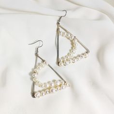 Hermosas pantallas (aretes) hechas a mano en plata alambradas con Perlas. son unos aretes que definitivamente resaltarán cuando lo uses, esta pieza de conversación tiene un toque único pero muy elegante que te hará lucir hermosa y poderosa. *Se utilizan piedras de origen ético que no están tratadas en absoluto, sin agregar color. ¡Solo cristales genuinos extraídos de la tierra! Cada pieza está hecha a mano en Puerto Rico desde el taller de Purple Snap Jewelers por la artesana orfebre Christina T Silver Screen, Conversation Piece, Handmade Silver, Puerto Rico, Silver Earrings, Screen, Make It Yourself, Crystals, Stone