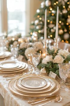 15 Elegant Christmas Table Settings For Stunning Holiday Dining (Simple) Simple Table Settings, Christmas Dining Table, Table Setting Inspiration, Tablescape Ideas, Reindeer Decorations, Holiday Table Settings, Christmas Tablescape, Holiday Dining