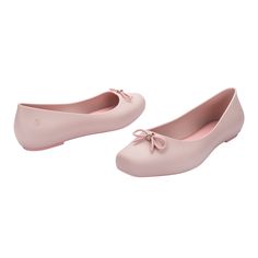 Every closet needs that go-to shoe to complete any look. Enter the Aura Basic. The classic ballet flat silhouette pairs with everything from jeans and a tee to a night-on-the-town dress. A delicate, romantic bow amps up the pulled-together vibes.  Versatile ballet flat Bow appliqué Elevated style The versatile ballet flat, adorned with a charming bow appliqué, offers an elevated style suitable for a variety of occasions. Whether paired with casual attire or formal wear, these flats provide both Alexandrite Necklace, Purple Aura, Bow Flats, August Birthstone Jewelry, July Birthstone Jewelry, Jewelry Ring Box, Gifts For New Mums, August Birth Stone, Pearl Jewellery Earrings