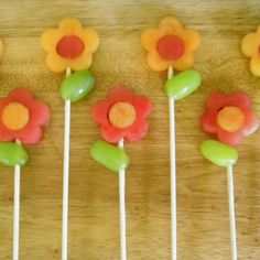 flower fruit pops are arranged on sticks