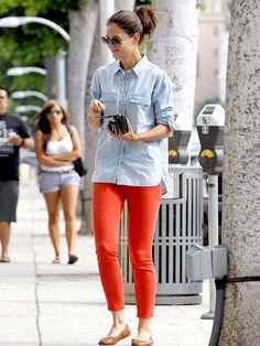 How to Wear a Chambray: 20 Ways Pantalon Orange, Over 40 Outfits, Orange Pants, Blue Denim Shirt, Red Jeans, Cute Jeans, Red Pants, Katie Holmes