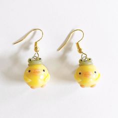 This is a cute pair of ducks wearing little froggy hat earrings! Handmade with clay. NOTE: Polymer Clay is fragile. Please handle with care! Let me know if you have allergies or need clip ons. Clay Animal Earrings, Kawaii Clay Earrings, Funny Clay Earrings, Duck Polymer Clay, Clay Charms Cute, Funny Polymer Clay, Duck Clay Earrings, Cottage Core Clay Earrings, Polymer Clay Duck Earrings