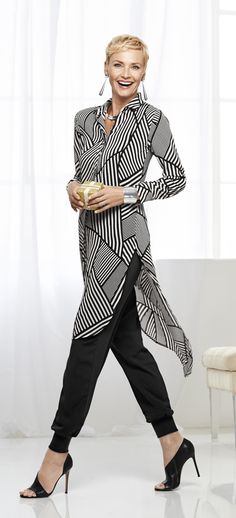 Long, lightweight and sheer, this black-and-white shirt covers all the right angles. Patiala Salwar, Black And White Shirt, Moda Vintage, Fashion Over 50, 50 Fashion, Striped Shirt, Casual Chic