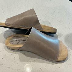 Free People Mainland Women’s Wooden Leather Slip On Sandals Size 6 Brand New Without The Tags Free People Clogs, Ranch Boots, White Clogs, Black Heeled Ankle Boots, Fur Mules, Leather Gladiator Sandals, Brown Leather Ankle Boots, Platform Block Heels, Wrap Sandals