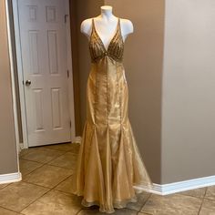 Brand Is “Xtreme Prom”, Size 8. Cream Sparkly Prom Dress, Greek Goddess Prom Dress, 20s Dresses Gatsby, 70s Dresses Formal, Gold Dress Long Classy, Gold Vintage Dress, Goddess Prom Dress, Prom Dresses Gold, Gold Dresses Long