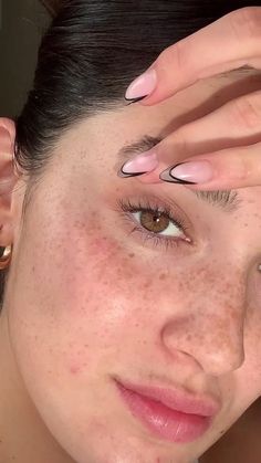 Soft Makeup Freckles, Festival Make Up Ideas, Cute Freckles Aesthetic, Glowy Skin Freckles, Real Freckles, Makeup With Freckles Aesthetic, Aesthetic Freckles, Natural Makeup Styles, Clear Freckled Skin