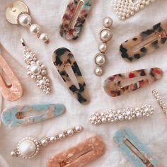 Hair clips and pins are the most popular hair accessories you can get right now - see how to wear them and where yo buy. #hairclips #hairaccessories Hair Clips 90s, 90s Hairstyles, Popular Hairstyles, Hair Game, Bad Hair Day, Look Vintage, Bad Hair, Hair Barrettes, Beauty Trends