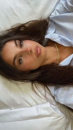 Tanned Face, Tan Brunette, Brunette Aesthetic, Wedding Makeup Tutorial, Tanned Makeup, Models Makeup, Clean Makeup, Kiss Makeup, Girls Makeup