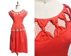 This Bright Orange dress zips up on the side with a metal zipper. It has a gingham print that has cute 3D bow detail on the inside. This detail is on the top neckline and also past the waist. condition is amazing just a very small black spot on the bottom of the hem.  (seen in last photo)  Measurements:  Bust-36" Waist-27" Hips- Open   Shoulder-15" Length- 44" Label: None Material: Cotton  Condition: Great This dress has been hand laundered and ready to wear. 60s Vintage Fashion, Bright Orange Dress, 50s Outfits, Patio Dress, Dress Bow, Cotton Sundress, Couture Mode, 1940s Dresses, 50s Dresses