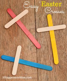 popsicle crosses made from popsicles on a wooden table with text overlay that says easy easter cross