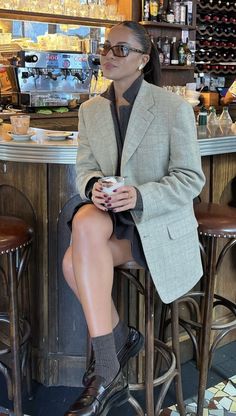 Mode Shoes, Clean Fashion, University Outfit, Mode Zara, Modesty Outfits, Herringbone Blazer, Winter Lookbook, Girl Boss Style, Classic Style Women