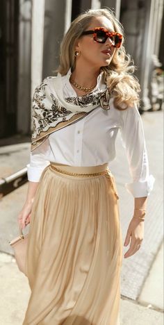 Sarah Flint, Silk Maxi Skirt, Spring Essentials, Woman Walking, Chique Outfits, Cooler Look, A Skirt, Nyc Fashion, Looks Chic