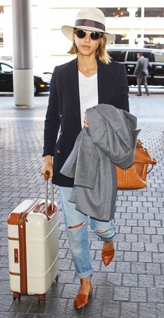 Jessica Alba layers // boyfriend jeans + blazer with ultra chic fedorta Boyfriend Jeans Kombinieren, Jessica Alba Outfit, Quoi Porter, Ootd Ideas, Blazer Jeans