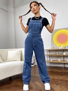 Denim Jump Suites Outfit, Demin Jumpsuit Outfits, How To Style A Jean Jumpsuit, Jean Dungarees Outfits, Overall Denim Outfits, Blue Jumpsuit Outfit Casual, Girls Overalls Outfits, Jeans Overall Outfit