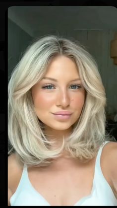 Blonde Short Blowout, Old Money Lob Hair, Short Bouncy Blowout, Chic Long Bob, Short Blonde Hair Inspiration, Bouncy Blowout Medium Hair, 90s Blonde Bob, Bouncy Blow Dry Medium, Creamy Blonde Bob