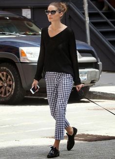 Estilo Olivia Palermo, Oxford Shoes Outfit, Style Casual Chic, Olivia Palermo Style, Checkered Pants, Woman Walking, Mode Casual, Olivia Palermo, Street Style Chic