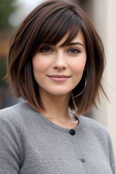 Looking for fresh haircut ideas for women? Explore stylish options like pixie cuts, lobs, and bangs that enhance your features and give you a trendy, modern look suitable for every occasion. Women’s Short Hair With Bangs, Jennifer Garner Bangs, Long Bob With Bangs And Layers, Bangs Lob Haircut, Cute Medium Length Haircuts With Bangs, Short Haircut With Side Bangs, Lob With Bangs Fine Hair, Short Medium Haircuts, Round Face Short Bob