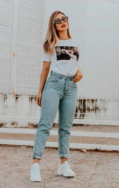 Oversized Tshirt Outfit, Mode Pastel, Comfy Jeans Outfit, Uni Fashion, Stile Blair Waldorf, Mom Jeans Style, Jeans Trend, Outfits Con Jeans, Mom Jeans Outfit