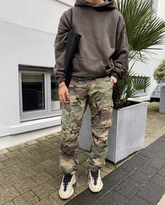 Camo Pants Outfit Men Streetwear, Style Camo Cargo Pants, Men Cargo Pants Outfit, Camo Pants Outfit Men, Camo Pants Men, Camo Pants Outfit, Khakis Outfit, Cargo Outfit