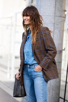 Cómo hacerte tratamientos caseros de belleza para el pelo con ingredientes que puedes encontrar en tu nevera Check Blazer Outfit, Brown Blazer Outfit, Clemence Poesy, Checkered Blazer, Look Jean, Charlotte Gainsbourg, Lou Doillon, Moda Paris