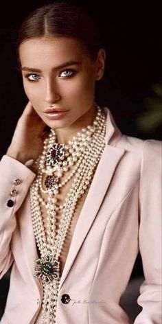 Wearing Pearls, Parisian Look, Jewelry Design Inspiration, Facebook Covers, Graphic Design Software, Chanel Fashion, Classy Chic, Fashion Images, Design Software