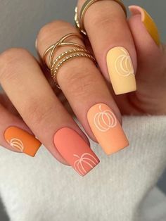 Fall Nails Ideas Pumpkin, Short Nail Designs Pumpkin, Cute Fall Pumpkin Nails, Cute Fall Themed Nails, Nails With Pumpkins On Them, Cute Halloween Nails Pumpkins, Fall Nail Inspo Pumpkin, Cute Seasonal Nails, Mat Color Nails