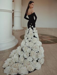 Wedding Dress Vogue, Black And White Dresses Formal, Heart Fashion Design, Black And White Gown Elegant, White And Black Wedding Dress, Black Floral Gown, Black White Gown, Premier Dresses, Bridal Outfits Wedding