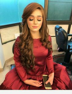 Red Dress And Makeup, Glam Red Dress, Hairstyles With Lehenga, Lehenga Hairstyles, Pakistani Bridal Hairstyles, Nature Makeup