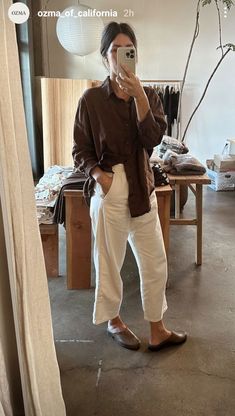 Cream Pants Outfit Winter, Style White Pants, Boyfriend Jeans Outfit, Cream Jeans, Fall Fits, Jeans Outfit, White Pants, Office Outfits, Work Fashion