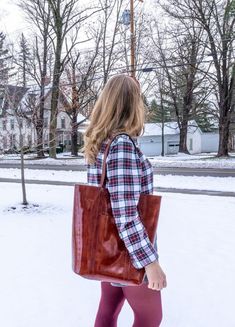 A burgundy purse is a must-have accessory for the colder months. It pairs effortlessly with a variety of outfits, from casual wear to more polished looks. Whether you're dressing up for an event or keeping it casual, find out how to style a burgundy handbag for any occasion this winter.