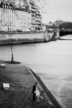 Black and white photo of couple kissing during their Paris couple photoshoot with the Seine River. Black And White Couple Photos, Paris Inspiration, Black And White Couples, Seine River, Couple Kissing, The Seine