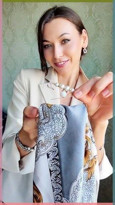 Learn how to tie a scarf with these stylish techniques that elevate any outfit! Whether you’re looking for a classic knot, a trendy wrap, or a chic loop, thi... How To Tie A Scarf On A Purse, How To Wrap A Scarf, Scarf Ties Ideas, Foulard Outfit, Styling Scarf, Scarves Outfits