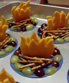 grapes, cheese sticks and crackers are arranged in the shape of crowns