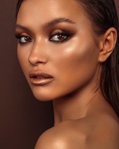 Natasha Denona bronze summer goddess makeup look with smokey eye, highlighter and bronzer 🔥🔥🔥 Bronze Smokey Eye, Goddess Makeup, Mekap Mata, Bronze Goddess, Wedding Makeup For Brown Eyes, Tanned Makeup, Fall Makeup Looks