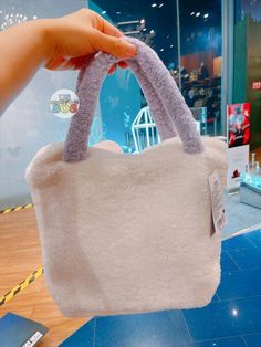 New & Exclusive Fluffy Handbag is released at Shanghai Disney Store Today~~ Size: 19.5 x 24 x 12 cm Fluffy Handbag, Flat Pouch, Disney Shanghai, Daisy Duck, Walt Disney Company, Eco Bag, Mini Shoulder Bag, Disney Store, Shanghai