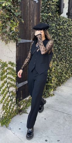 Stairs Colours, Waistcoat Outfit, 30s Style, Black Outfits, All Black Outfit, Looks Style, Mode Inspiration