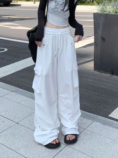 High Waist White Streetwear Cargo Pants – Queencloth White Jeans Inspo Outfit, White Cargos Outfits, Outfits With White Pants, White Cargo Pants Outfit, White Cargos, Street Style Outfits Casual, White Streetwear, Streetwear Cargo Pants, Cargo Pants Streetwear