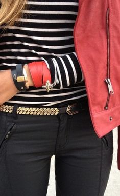 Black stripes with gold and red Red Belt Outfit, Belt Outfit, Leather Jacket Outfit, Style Casual Chic, Red Belt, Mode Casual, Jacket Outfit, Fashion Mode, Mode Inspiration