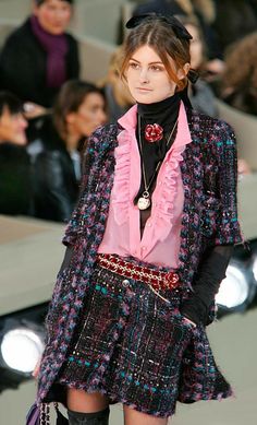 Runway Fashion Chanel, Runway Fashion Aesthetic, Runway Fashion Vintage, Runway Fashion 2020, Coco Chanel Fashion, Chanel Skirt, 90s Runway Fashion, Estilo Preppy, Fashion Runway