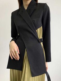 Stretch polyester open-back blazer with dappled fabric details. long detached front flaps. Figure fitting and padded shoulders. Jewel buttons on the side. Two flap pockets. Inner lining. Loose Knitwear, Khaki Sweater, Slim Blouse, Blazer For Women, Sleeveless Sweater Vest, White Knit Sweater, Plaid Sweater, Abaya Designs, Knitting Women Sweater