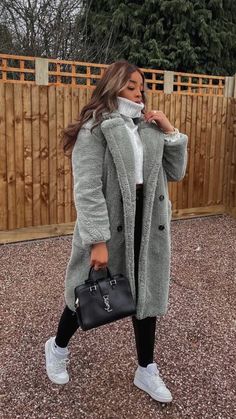 Mom Jeans Outfit Winter, Mode Ulzzang, Stylish Winter Outfits, Aesthetic Winter, Boyfriend Jean, Grey Coat, Elena Gilbert, Winter Outfits For Work