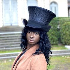 Mad hatter Top hat. Amazing Top Hat Top inspired by the Mad hatter from Tim Burton's movie Alice in Wonderland. Made with 8/9 millimeters natural black straw braid and embellished with a 50 millimeters wide black grosgrain ribbon. Measurements in centimeters are 35 x 28. Crown height 15. Brim length 7. These measurements may have some slight variation depending on the size of the hat. For its elaboration we only use very good quality and resistant straw braids. In our workshop in the Pyrenees we Fitted Black Top Hat With High Crown, Black Straw Hat With Flat Brim For Party, Black Straw Hat With Curved Brim, Fitted Black Straw Hat With Wide Brim, Black Top Hat For Kentucky Derby With Short Brim, Black Short Brim Top Hat For Kentucky Derby, Fitted Black Fedora Straw Hat, Fitted Black Brimmed Straw Hat, Black Straw Hat With Flat Brim