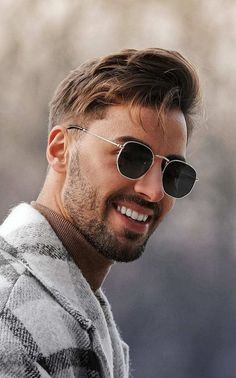 Men sunglasses with style! Cool Glasses For Men, Shades For Men, Mens Glasses Fashion, Round Sunglasses Vintage, Trendy Glasses, Trend 2024, Cool Glasses